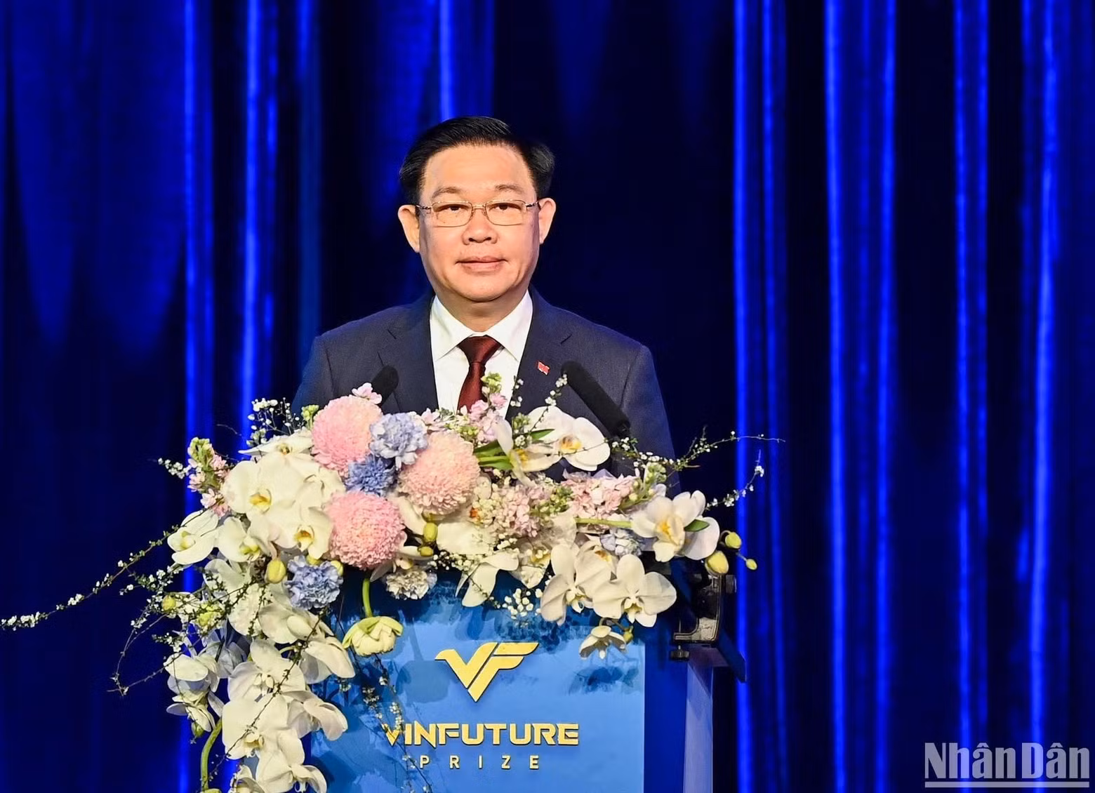 越南国会主席王廷惠在颁奖典礼上发表讲话。