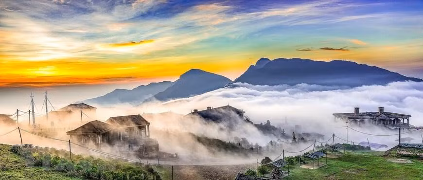 母山峰顶云海美不胜收景色。