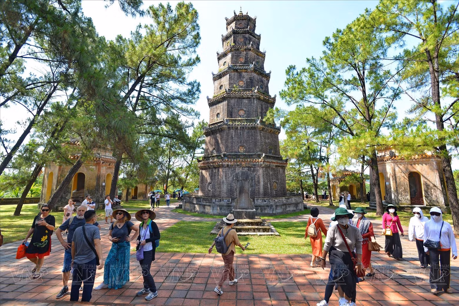 每年,天姥寺接待数百万游客和佛教徒来参拜游览。(图片来源:《越南画报》) 每年,天姥寺接待数百万游客和佛教徒来参拜游览。(图片来源:《越南画报》)