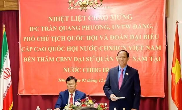 陈光方上将会见越南驻伊朗大使馆工作人员及在伊朗越南人代表。(图片来源:国会官网) 陈光方上将会见越南驻伊朗大使馆工作人员及在伊朗越南人代表。(图片来源:国会官网)