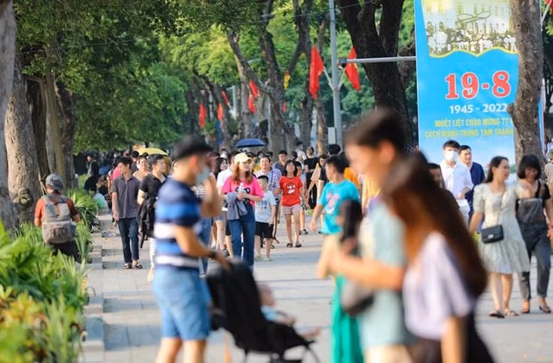 国庆节假期还剑湖步行街空间热闹非凡。