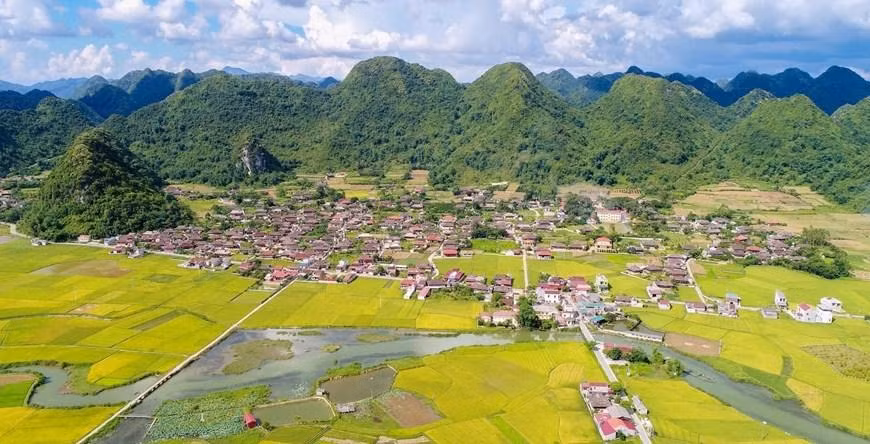 沿着丙一号国道行驶，距离和内160公里，属谅山省北山县的北山镇坐落在山谷里，它被一座一座岩石山拥抱在怀里。北山稻谷的“金季”一般在7月末和11月。