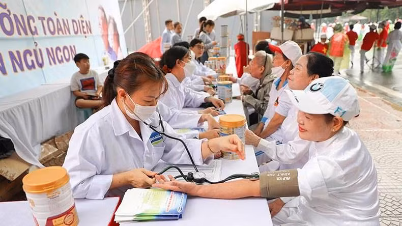 Vinamilk营养中心的医生们直接为老年人进行营养健康咨询。