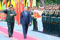 越共中央总书记、国家主席、中央军委书记苏林视察国防部第12军团机械化步兵308师。