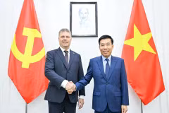 越共中央委员、越南外交部党委常务副书记、外交部副部长阮孟强与捷克和摩拉维亚共产党（KSCM）主席罗曼·劳恩举行会谈。（图片来源：国际报）