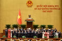 国会主席陈青敏同与会代表。
