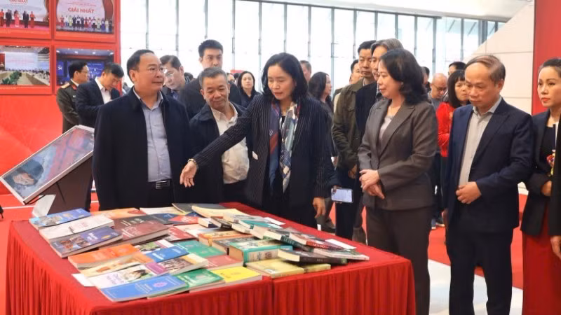 越南国家副主席武氏映春对第十一届全国爱国竞赛大会的筹备工作进行检查。