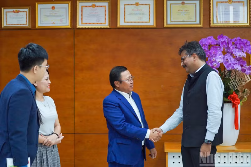 《人民报》社南部地区分社社长黎南斯会见印度驻胡志明市总领事维普拉·潘迪。