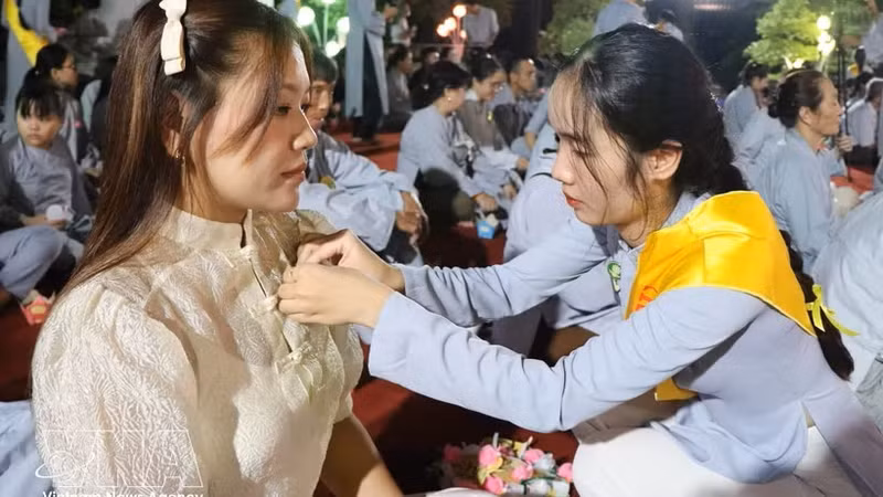 盂兰节佩戴胸花仪式。（图片来源：越通社）
