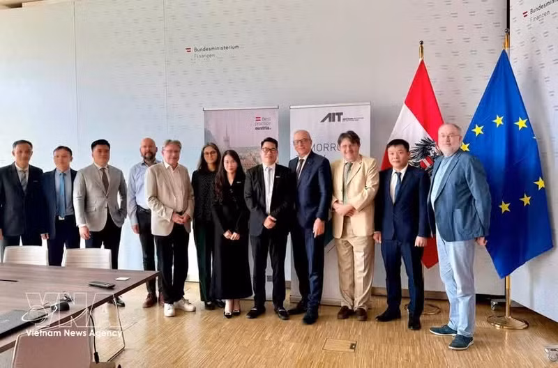 越南国家网络安全协会代表团与越南公安部代表和奥地利国家技术研究院就促进双方在网络安全、数据和人工智能领域的合作召开工作会议。（图片来源：越通社）