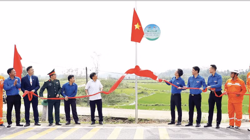 河静省"点亮乡村道路"工程竣工启用仪式在2026年“青年月”活动框架内举行。（玲潘 摄）