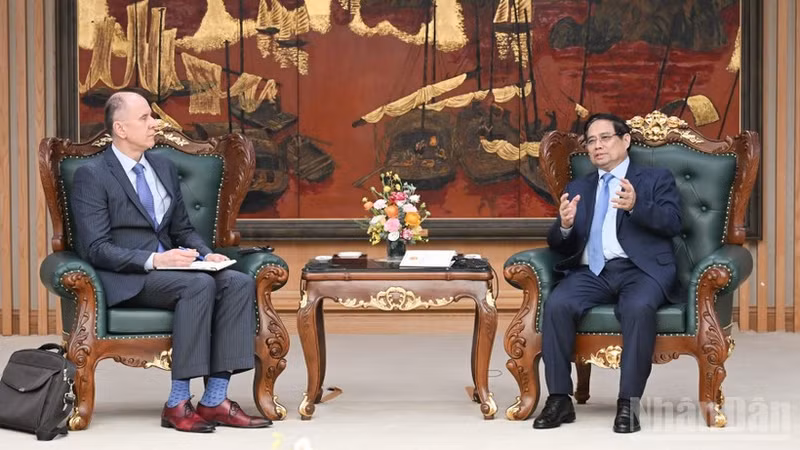 范明正总理会见以马丁·索默先生为团长的国际货币基金组织代表团。