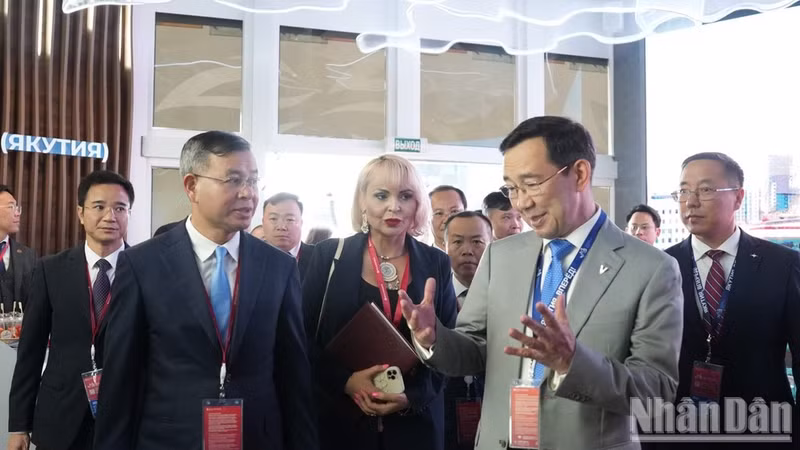 越南财政部长吴文俊会见俄罗斯联邦萨哈（雅库特）共和国行政长官艾森·尼古拉耶夫（青体 摄）。
