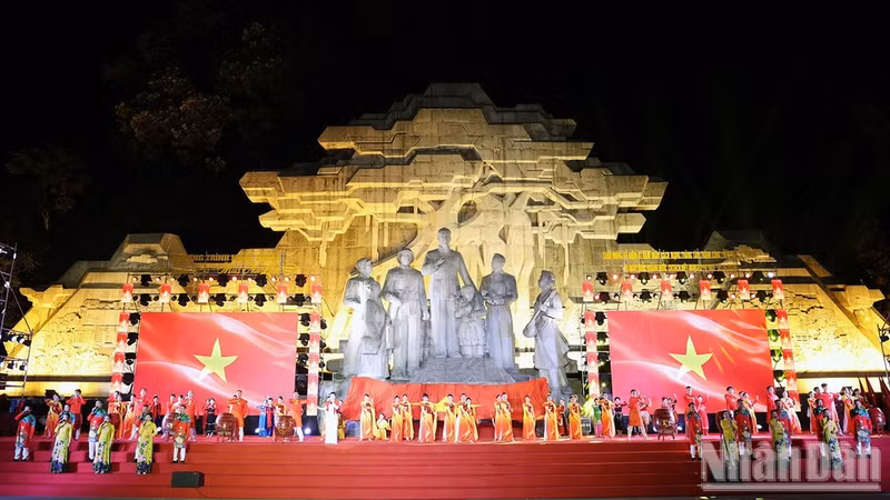 演出以《自豪旋律——繁荣越南之光》节目拉开序幕。（德胜 摄）