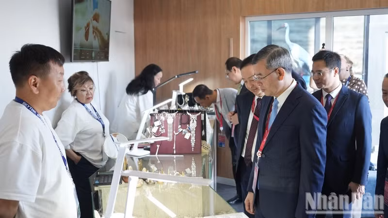 越南财政部长吴文俊了解俄罗斯联邦萨哈（雅库特）共和国的发展优势。（青体 摄）