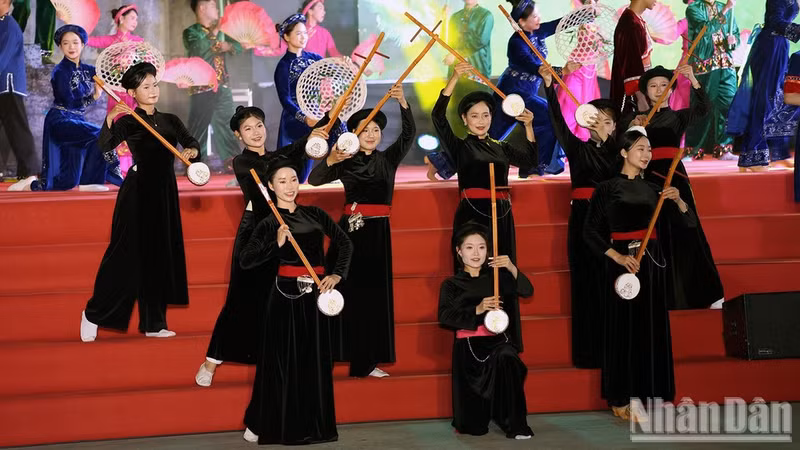 天曲天琴艺术是宣光省岱依族独具特色的传统文化之一。（德胜 摄）