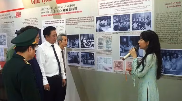 各位代表参观“江山盛会——信任与责任的选票”展览会。