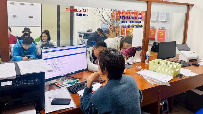 河内市定功坊民众在线办理行政手续并在线获取检测结果。（海明 摄）