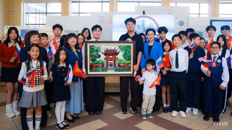 越共中央总书记、国家主席苏林夫人吴芳璃参观第1253号高中学校。（图片来源：越通社）