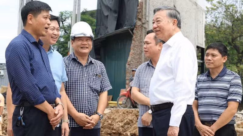 越共中央总书记、国家主席苏林实地考察环城1号公路（黄球—跪象段）投资建设项目。（图片来源：越通社）