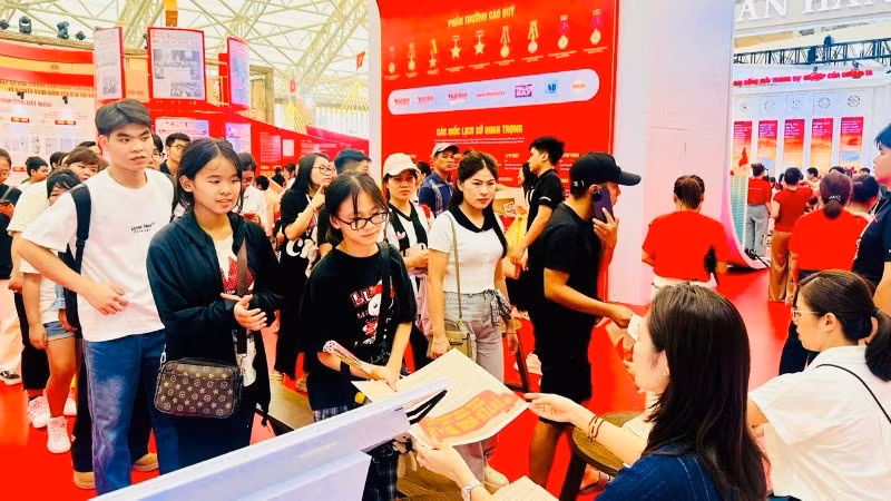 “《人民报》——越南共产党、国家及人民的声音”专题展吸引大量观众驻足观看。