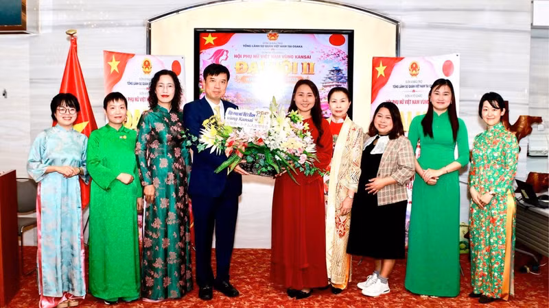 越南驻大阪总领事阮长山送花，祝贺日本关西越南妇女协会第二次代表大会圆满成功。 （嵋黎 摄）