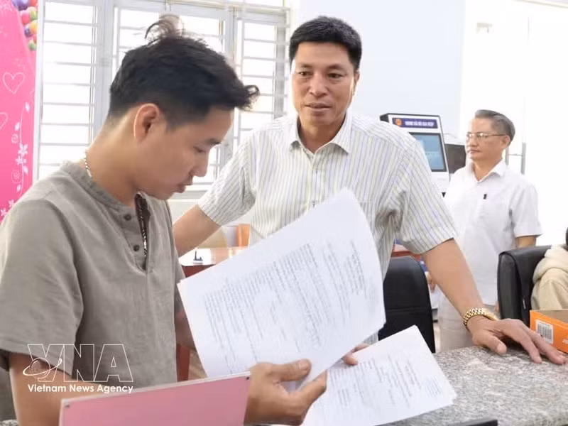 布亚摩乡党委书记黎黄南对乡公共行政服务中心的手续办理工作进行检查。（图片来源：越通社）
