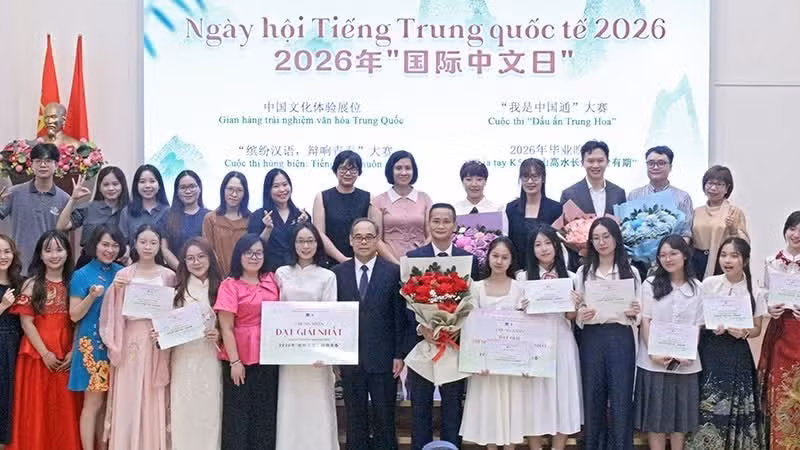 中国驻越南大使馆代表、外国语大学代表以及部分大学生参加活动。