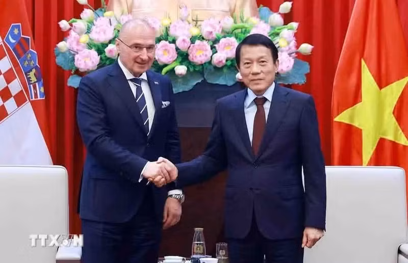 越共中央政治局委员、公安部长梁三光大将会见克罗地亚外交和欧洲事务部长戈登•格利奇•拉德曼。