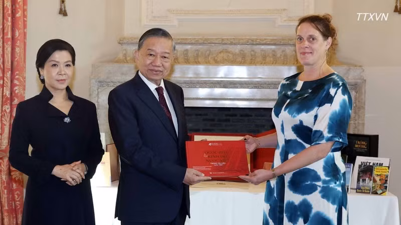 苏林总书记、国家主席及夫人吴芳璃向比利时皇家图书馆赠书。（图片来源：越通社）