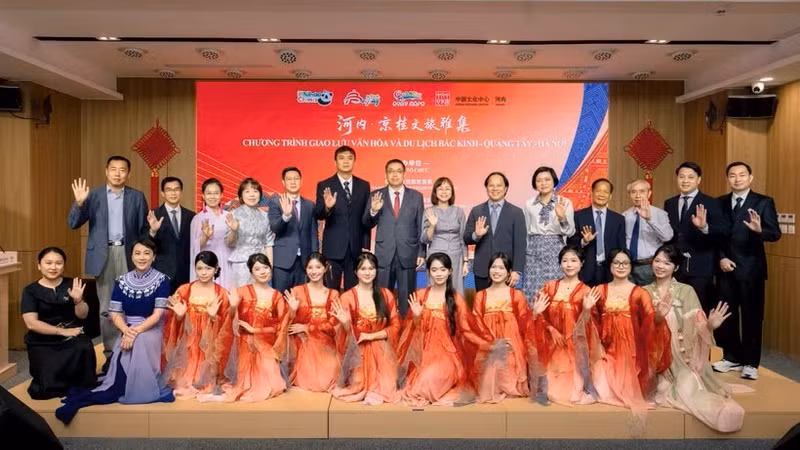 出席活动的各位代表合影。（河内中国文化中心供图）