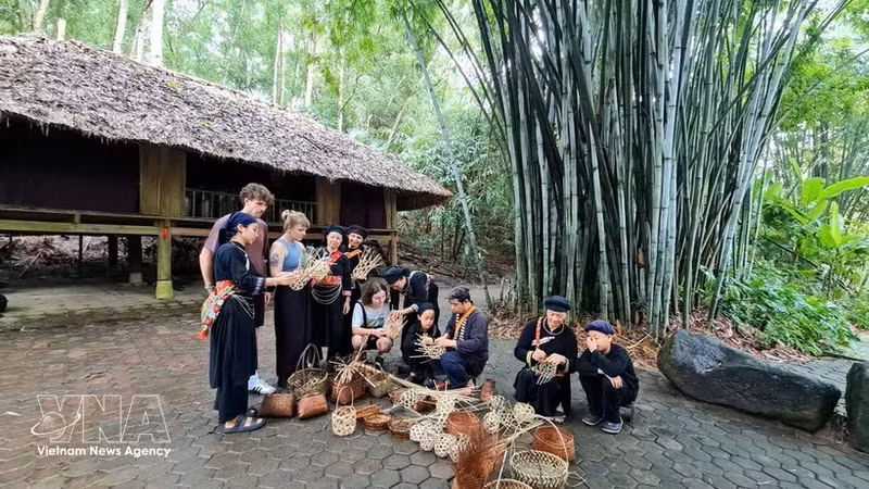 国际游客了解太原省新疆乡泰海村居民的手工技艺。（图片来源：越通社）