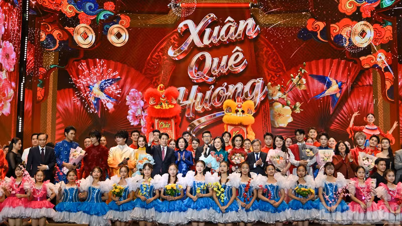 国家主席梁强和夫人阮氏明月与各位代表和参加演出的艺术家在2026 年“家乡之春”活动上合影。