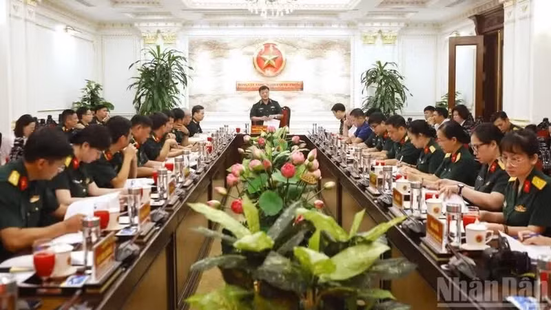 2026年越柬贸易对接与产品推介会组委会召开会议，商讨相关筹备工作。（越南国防部供图）
