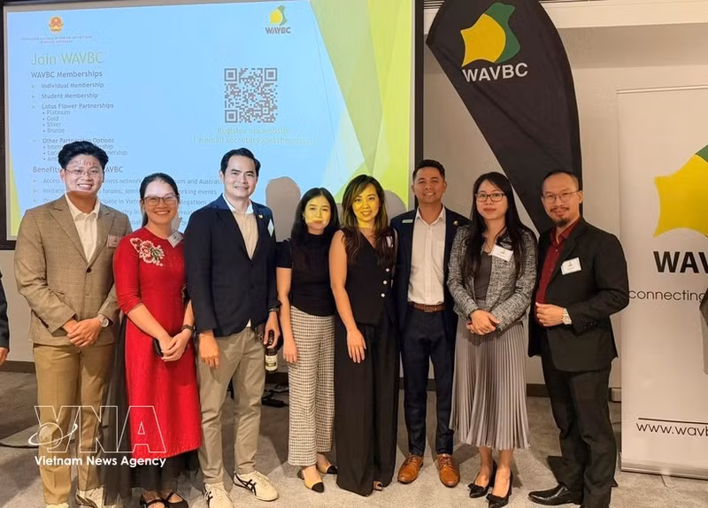 越南驻珀斯总领事阮清河（右二）与企业代表合影。（图片来源：越通社）