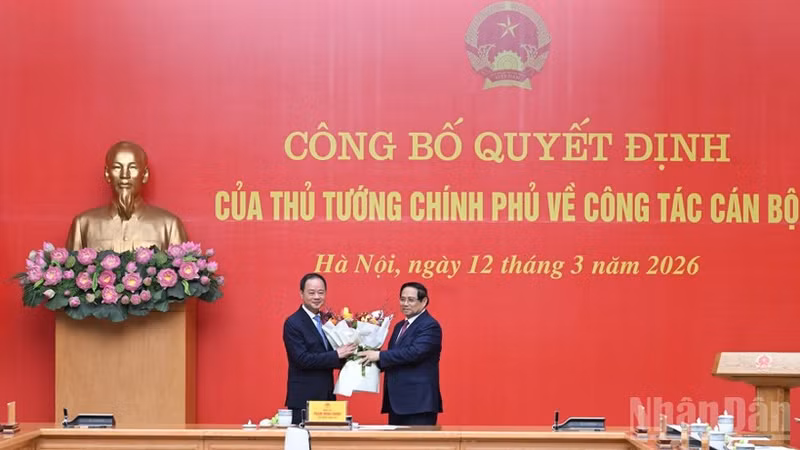 范明正总理向陈红泰教授颁发任命决定。（陈海 摄）