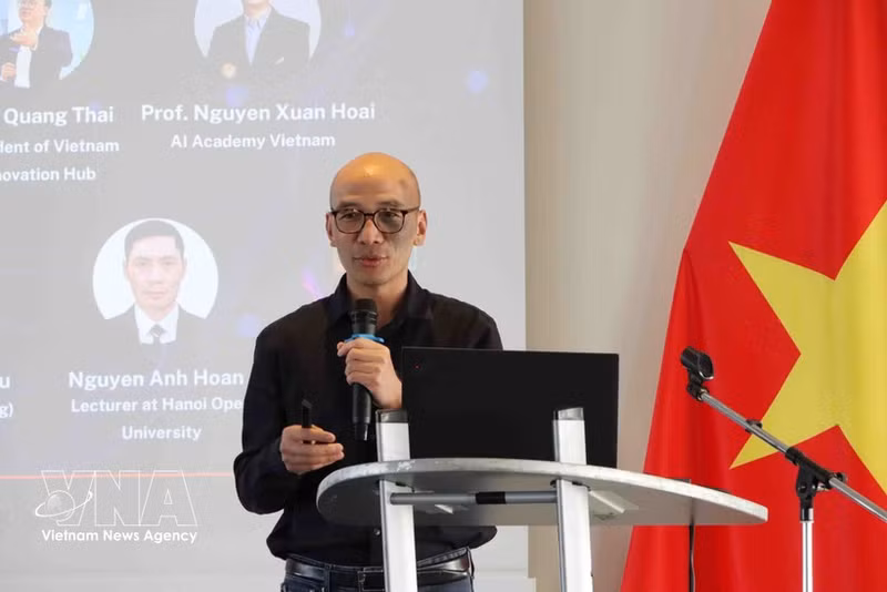 卢森堡邮政集团Cyberlabs 小组创新研究与产品开发主管、比利时与卢森堡越南知识分子协会副主席阮惟渠博士。（图片来源：越通社）
