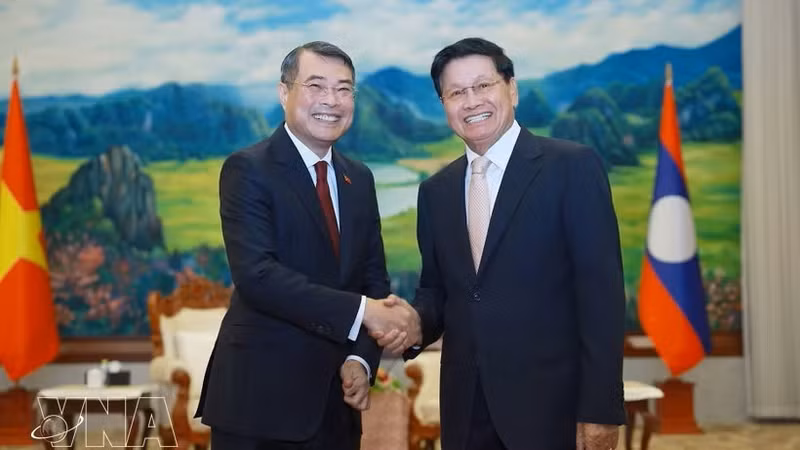 越南政府总理黎明兴会见老挝人民革命党中央总书记、国家主席通伦·西苏里。（图片来源：越通社）