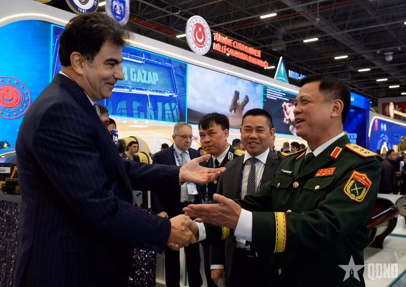 阮长胜上将和土耳其国防部副部长穆萨·海伊贝特。（图片来源：越南人民军队报）