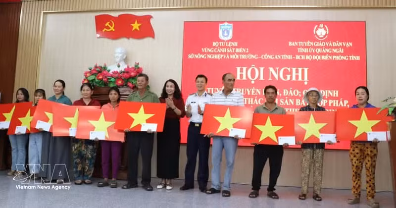 组委会向沙黄坊党委和人民委员会赠送纪念品及200面越南国旗。（图片来源：越通社）