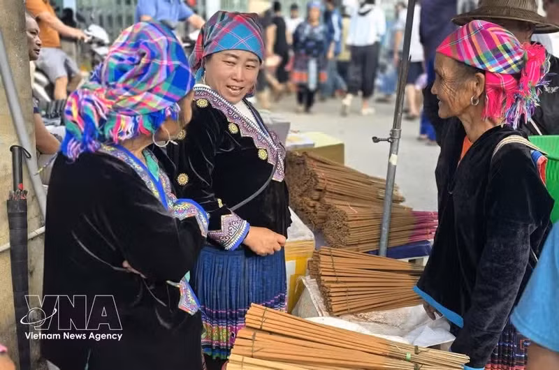 每逢集市，都是各民族同胞相聚交流、增进情谊的重要时刻。（图片来源：越通社）