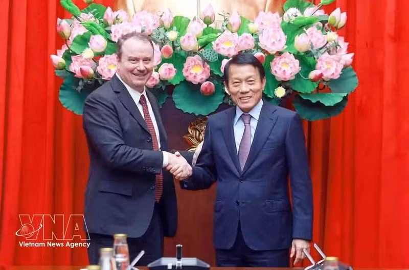 越南公安部部长梁三光大将会见美国副贸易代表斯威策。（图片来源：越通社）