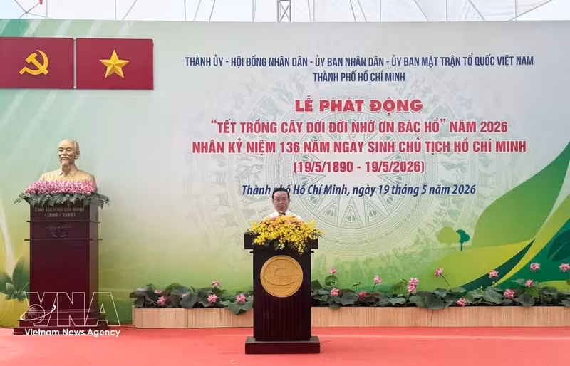 胡志明市人民委员会副主席裴明盛在仪式上发表讲话。（图片来源：越通社）