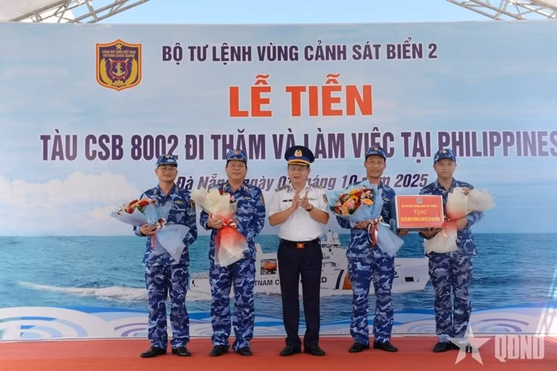 10月1日下午，受越南海警领导委托，海警第二区司令部举行欢送仪式，为越南海警第二区21海团8002号舰和代表团送行。（图片来源：越南人民军队报）
