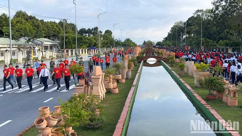 2025年“与越南一同前进”徒步活动在永隆省红陶瓷路上举行。（霸勇 摄）