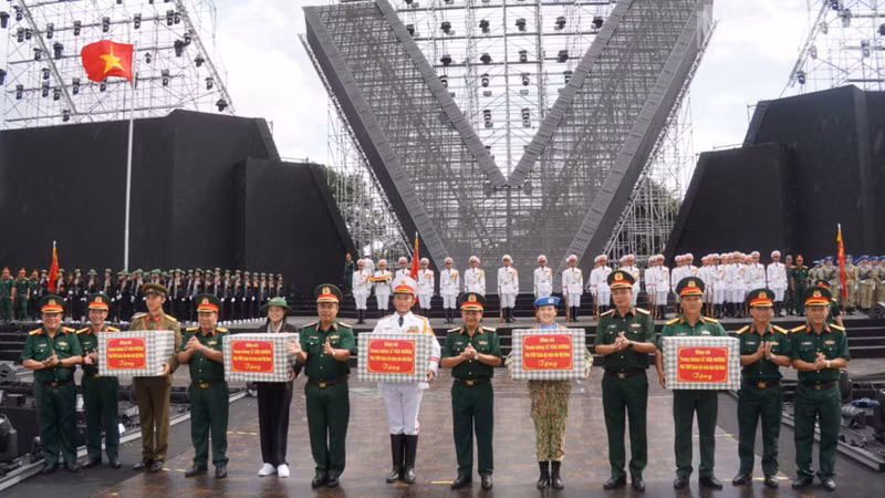 越南人民军总参谋部领导和各位代表向参演力量赠送慰问品。