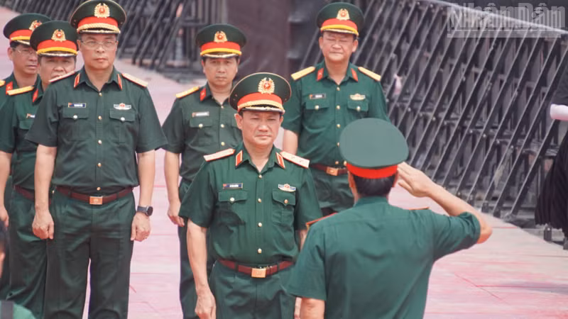越南人民军副总参谋长黎文向中将听取排练情况汇报。