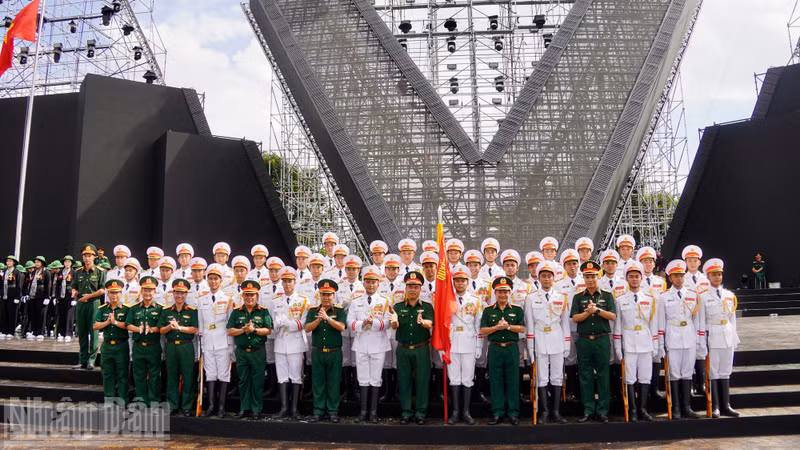 越南人民军总参谋部工作代表团与参加《祖国在我心中》政论艺术晚会的各力量合影留念。