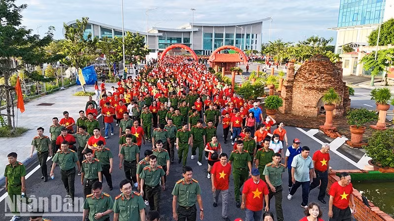 2025年“与越南一同前进”徒步活动在永隆省红陶瓷路上举行。（霸勇 摄）