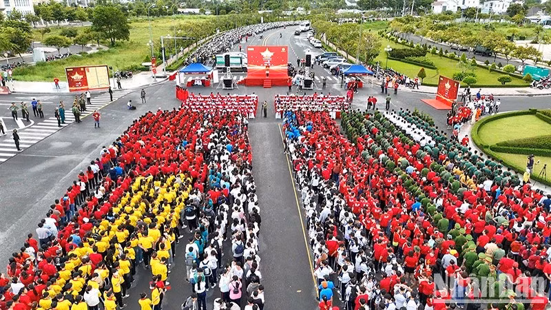 2025年永隆省“与越南一同前进” 徒步活动。（霸勇 摄）